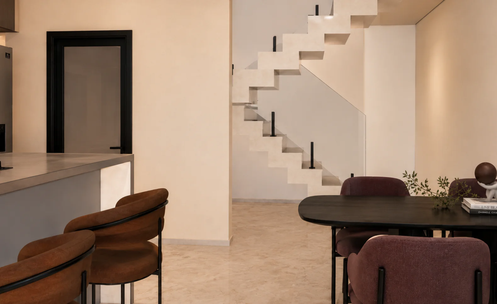 Sala de estar integrada da planta de casa com 3 quartos sendo 1 suíte, com escada moderna e ambientes amplos.